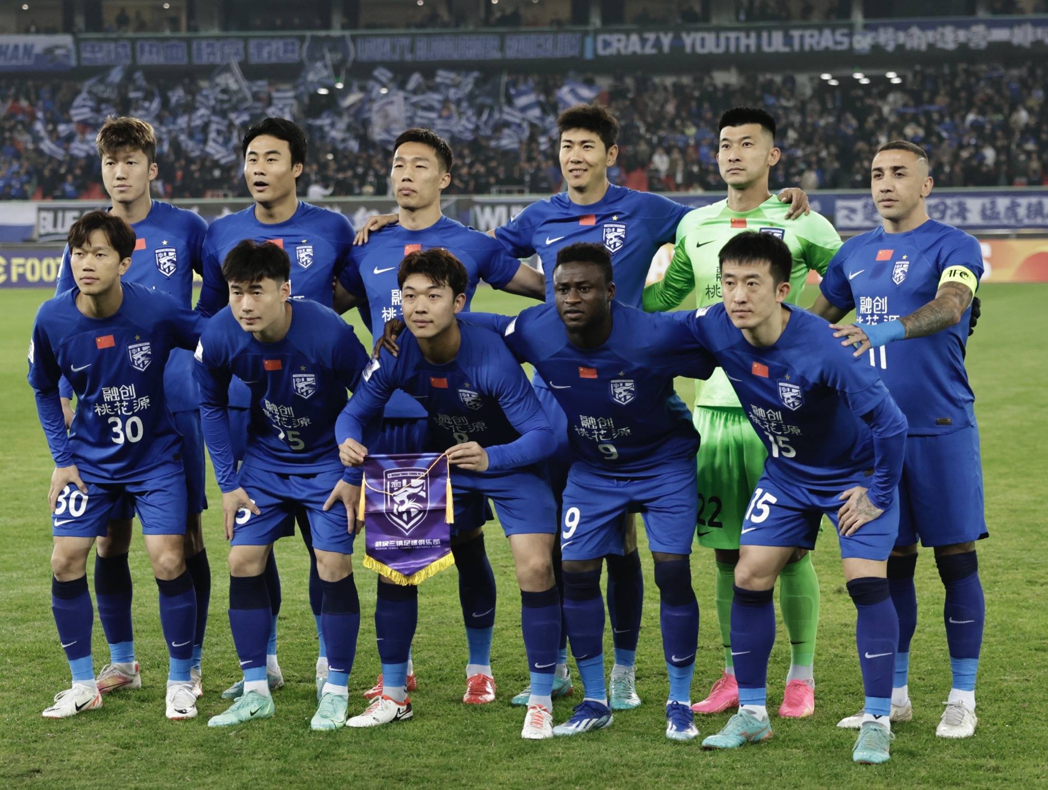 上海申花豪取胜利步入联赛前列的简单介绍