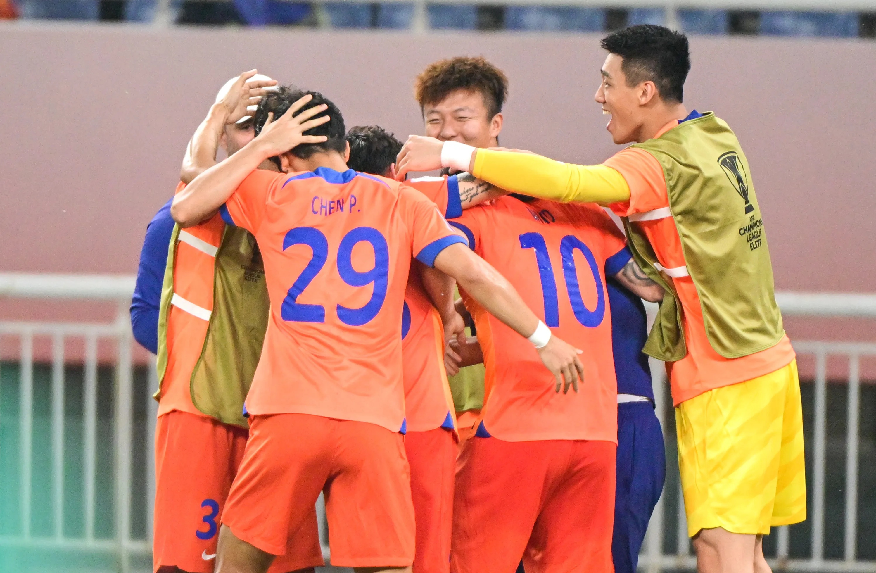 在上海海港赛场上演中超,进球,引发教练席炸锅的简单介绍 在上海海港赛场上演中超,进球,引发教练席炸锅的简单介绍