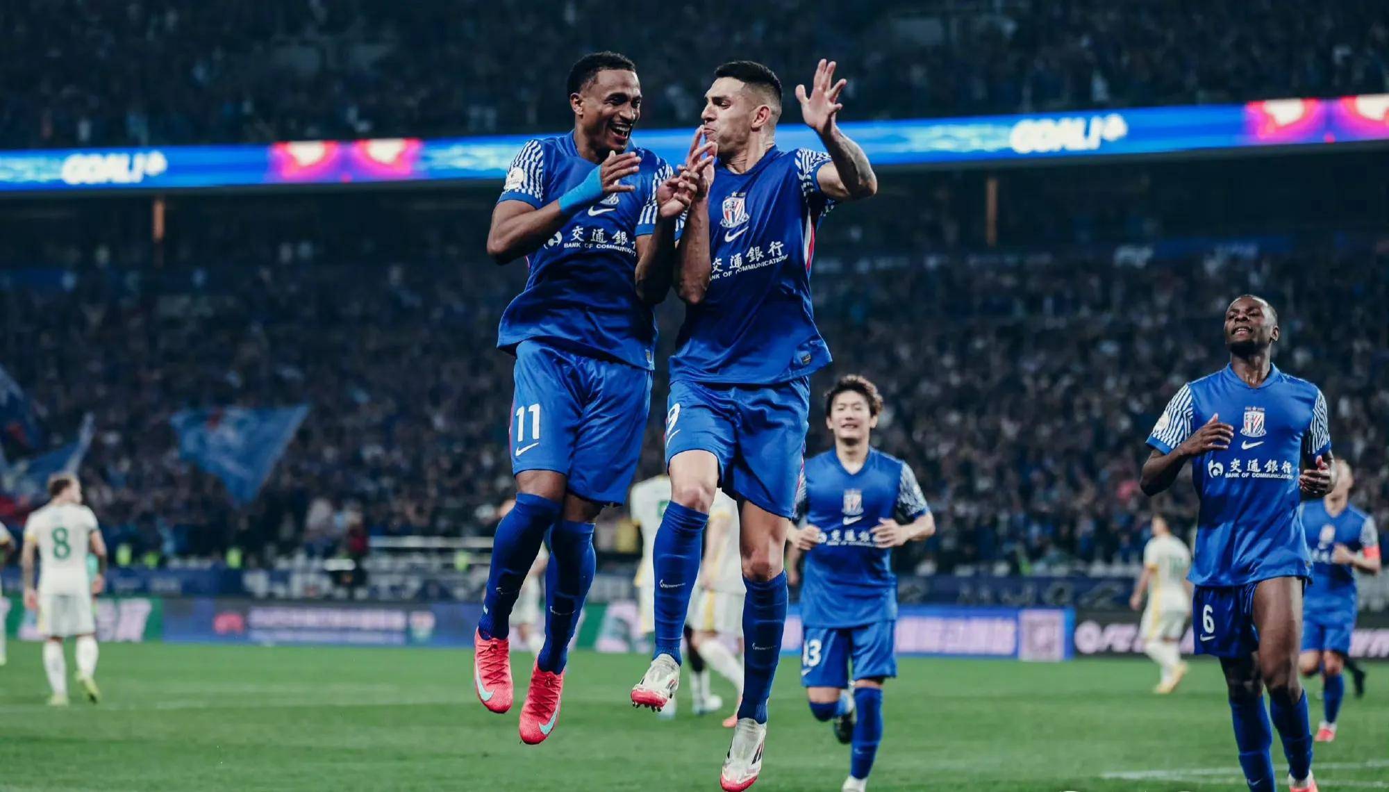 在上海海港赛场上演中超,进球,引发教练席炸锅的简单介绍 在上海海港赛场上演中超,进球,引发教练席炸锅的简单介绍