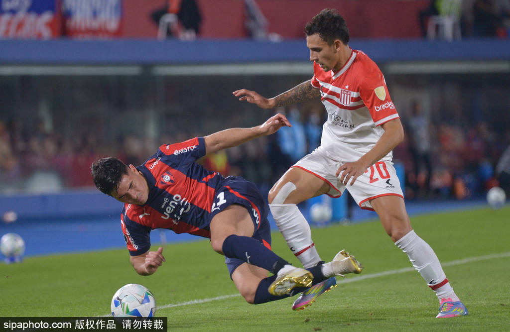 半岛体育在线登录-阿根廷中场传球创造良机,帮助球队反扳比分