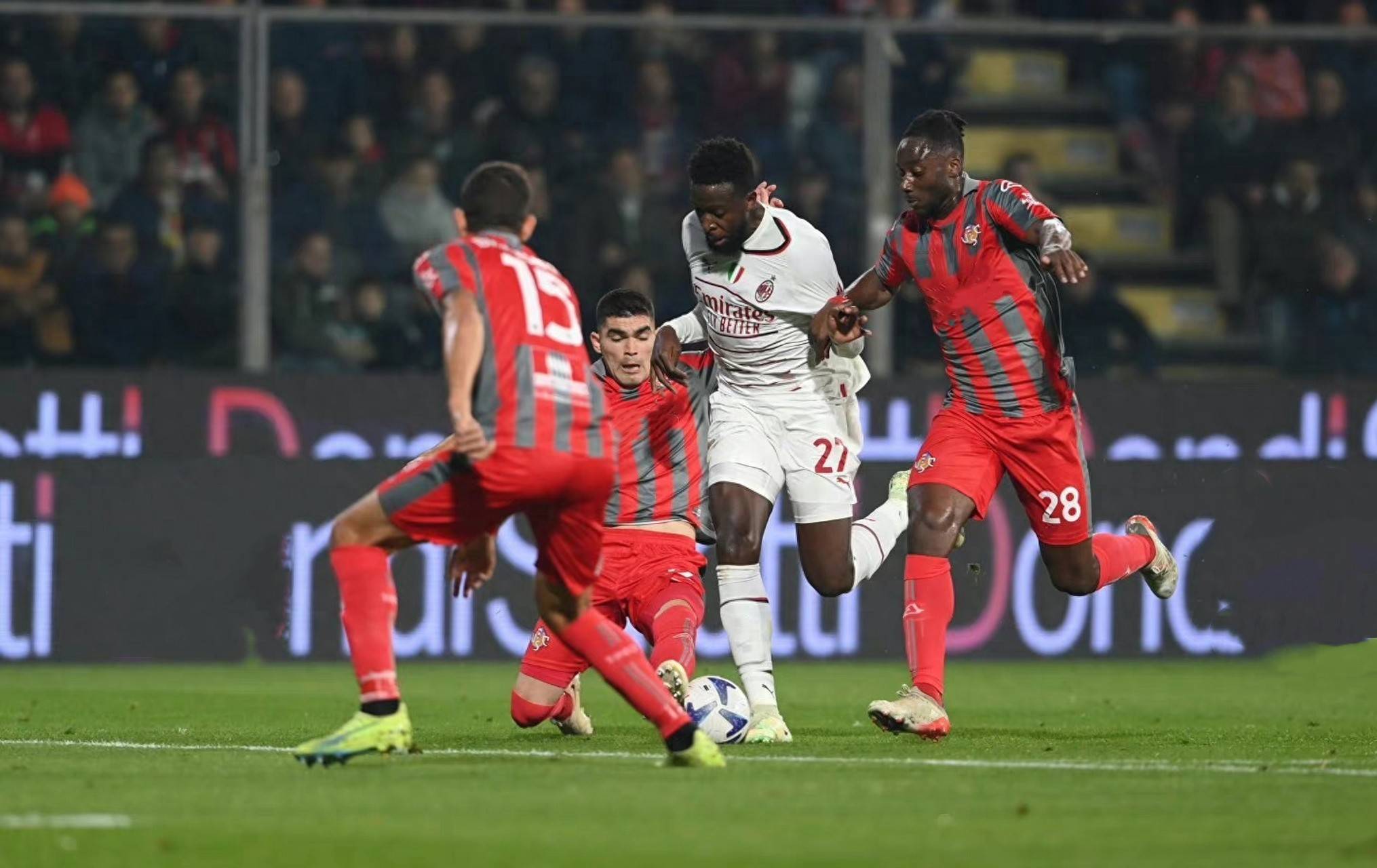 半岛体育下载-关于AC那不勒斯后卫连续封堵对手,防守稳固的信息