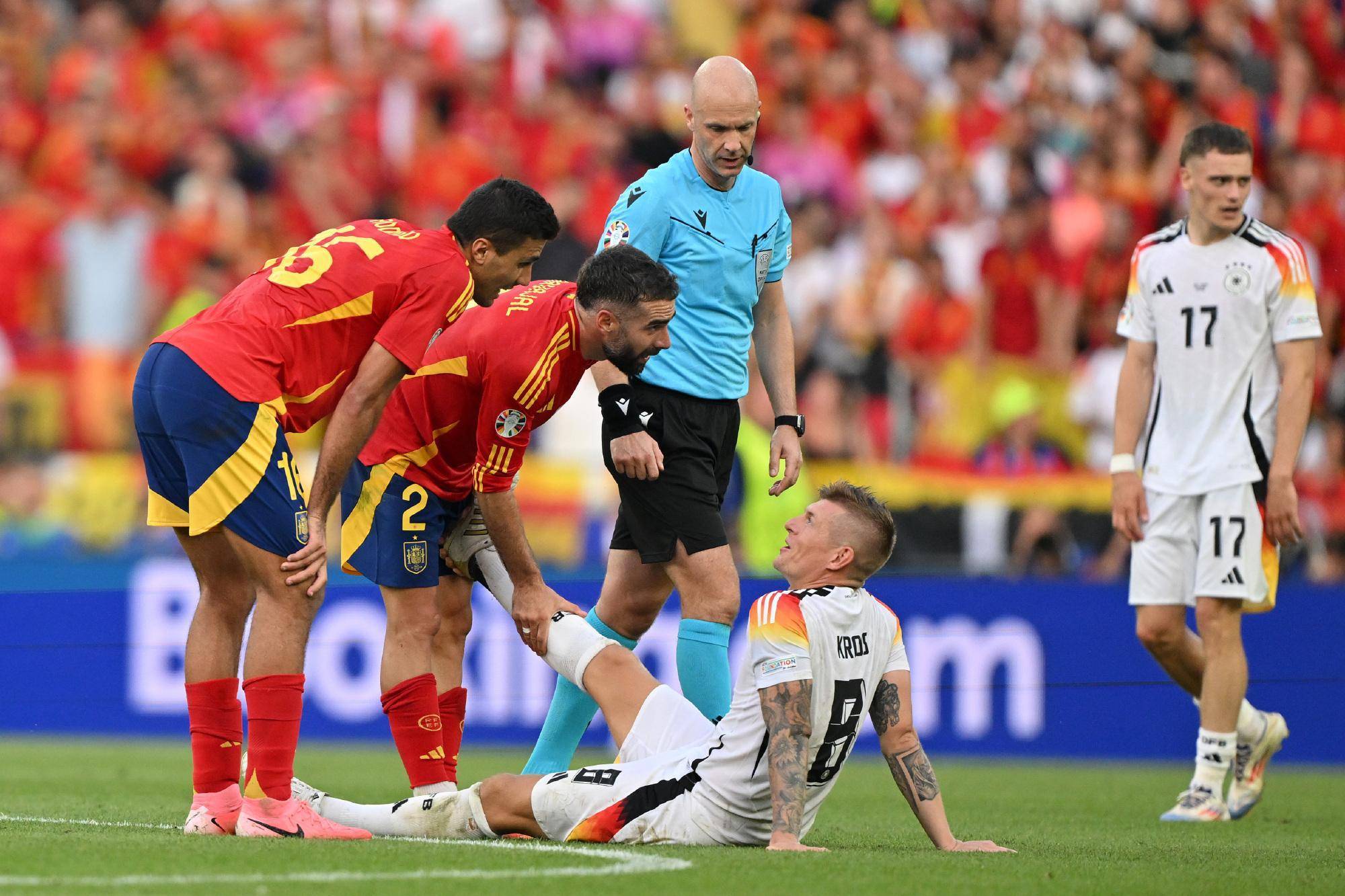 欧国联半决赛战况激烈，球迷热血沸腾支持球队