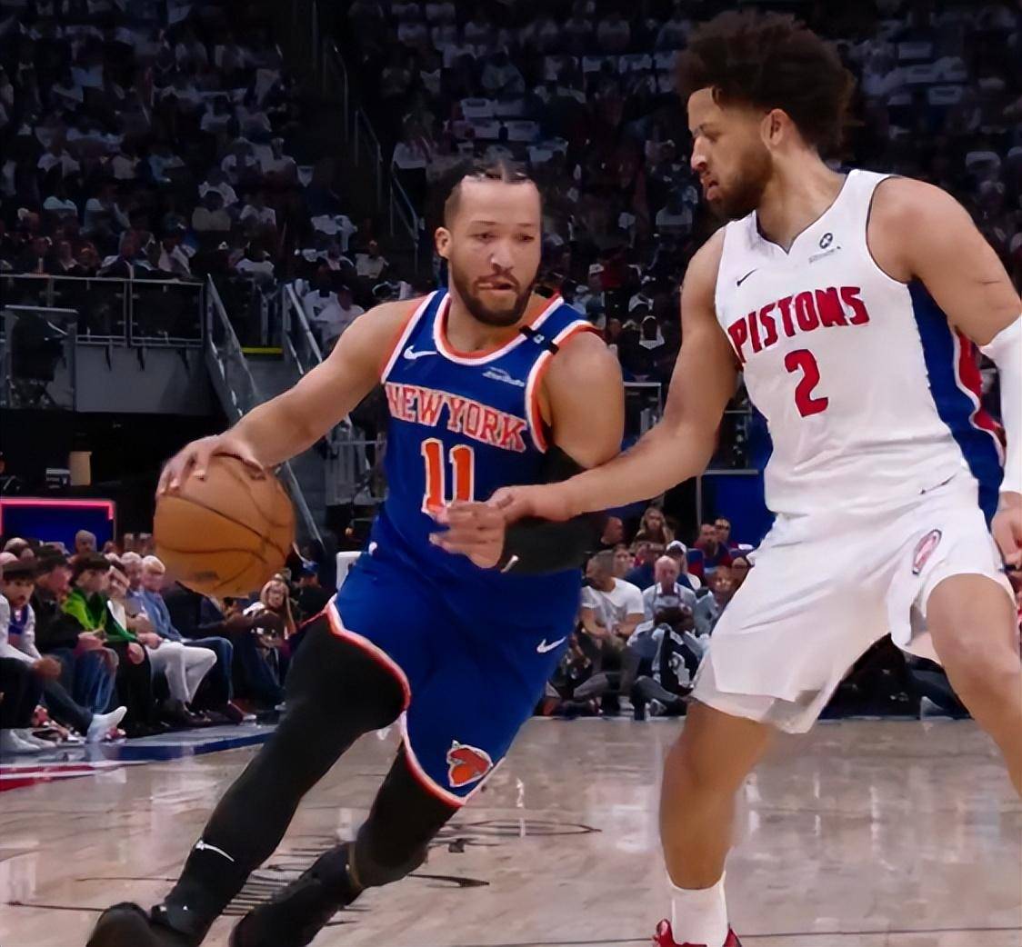 篮球巨星在比赛中凭借高超实力翻盘赢得胜利