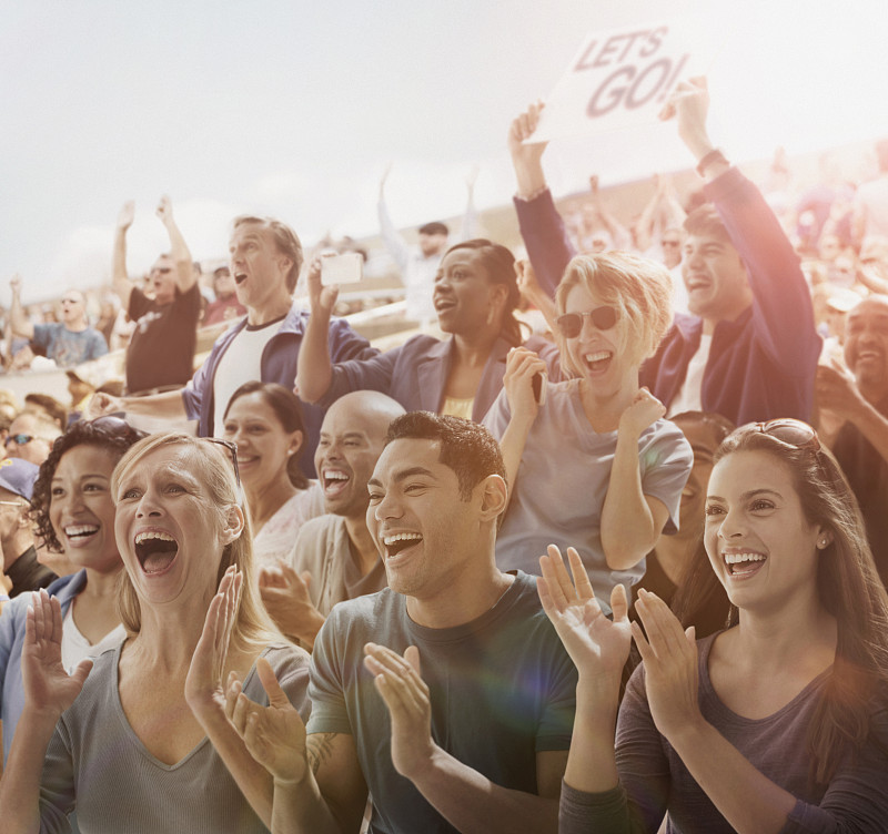 比赛现场气氛火爆,观众们尽情欢呼 比赛现场气氛火爆,观众们尽情欢呼